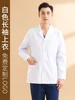Camisa blanca de manga larga para hombre.