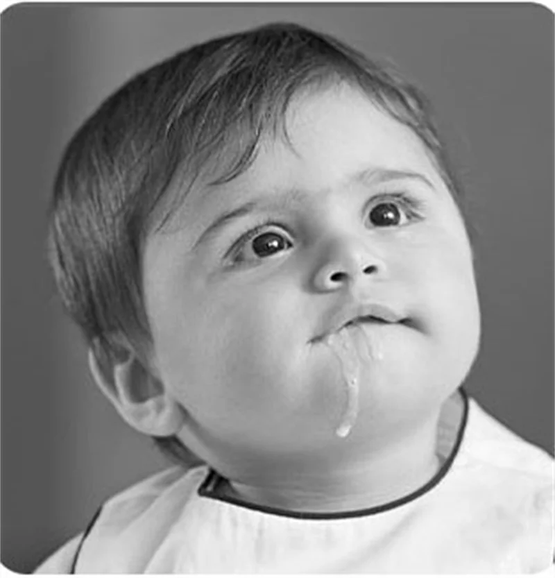 Слюнки девушек. Молоко стекает с губ. Гастроэзофагеальный рефлюкс у новорожденного. Срыгивание у новорожденных. Sung hi lee.