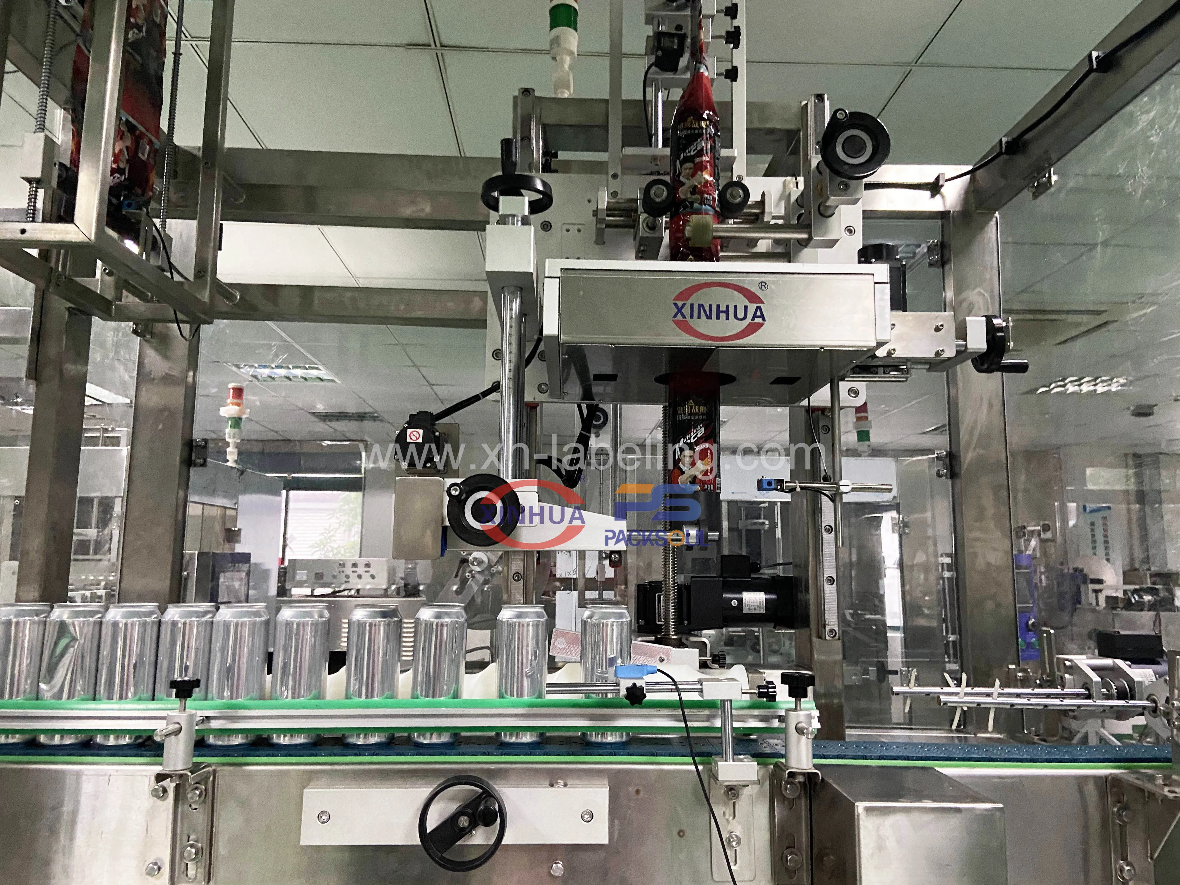 Полностью автоматическая термоусадочная машина для этикеток банок алюминиевые банки безалкогольного напитка