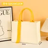 Cuerpo de bolso beige con cinta amarilla.