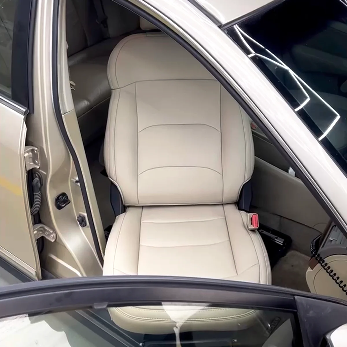 Accessible Swivel Car Seat Electric Turning Transfer Seat for the Elderly Loading 150KG