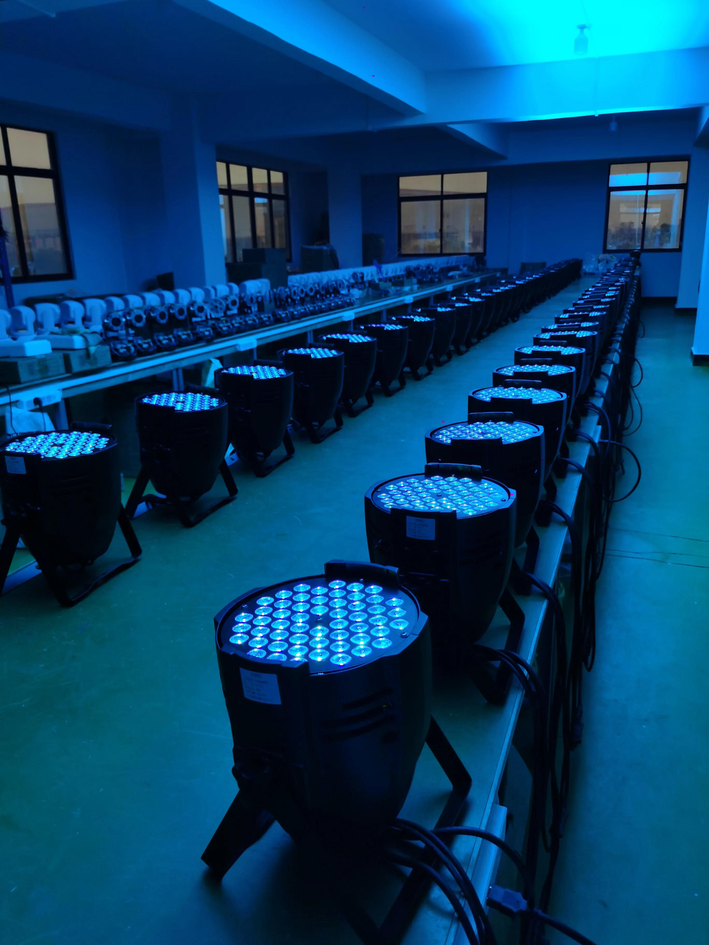 Professional 100W RGBW LED Par Light Series High Quality Full-Color 18x10W Stage Parking Spotlights White Beam DMX512 Control PC