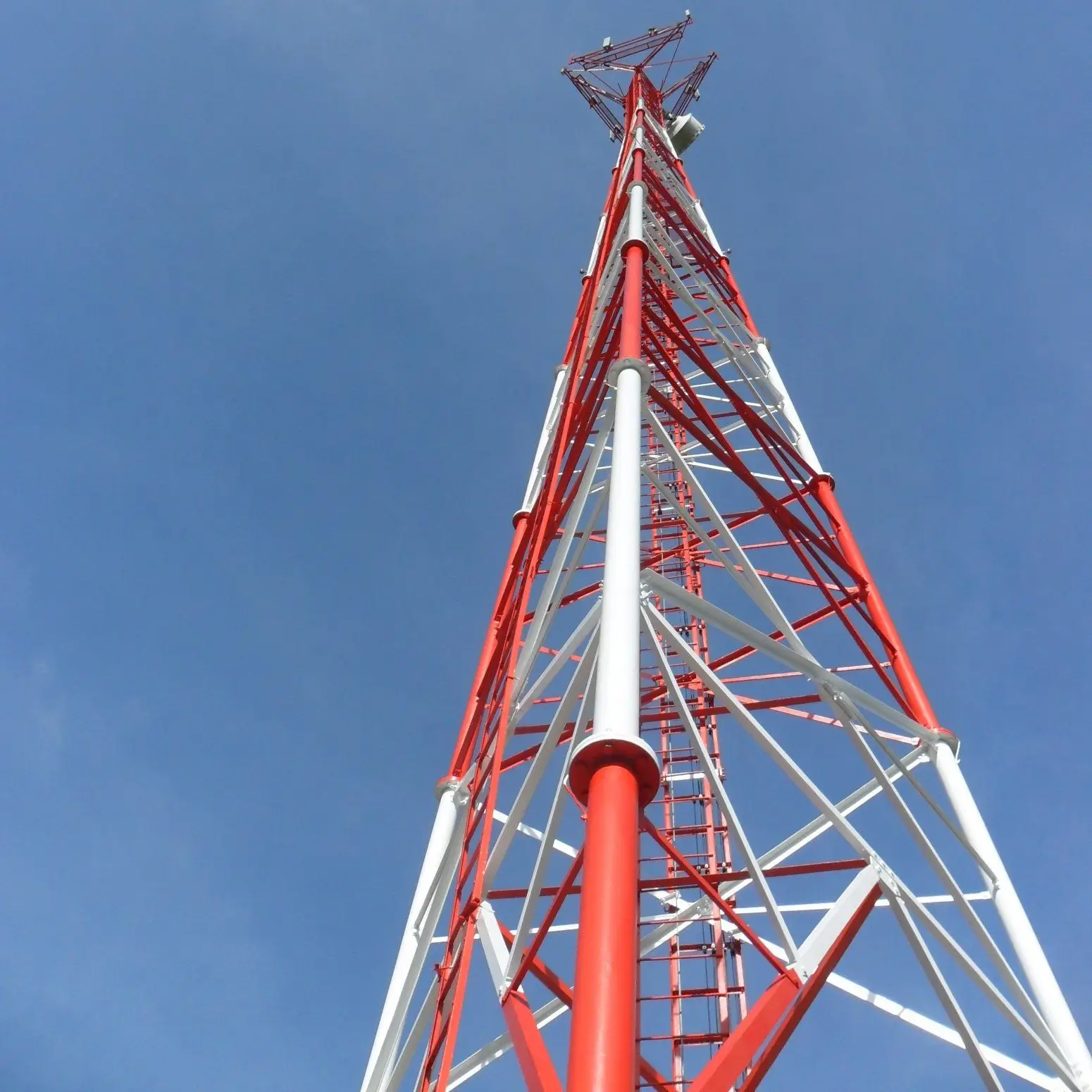 Long-Distance Signal Transmission Three-Legged Microwave Communication Tower Galvanized Steel Lattice Tower