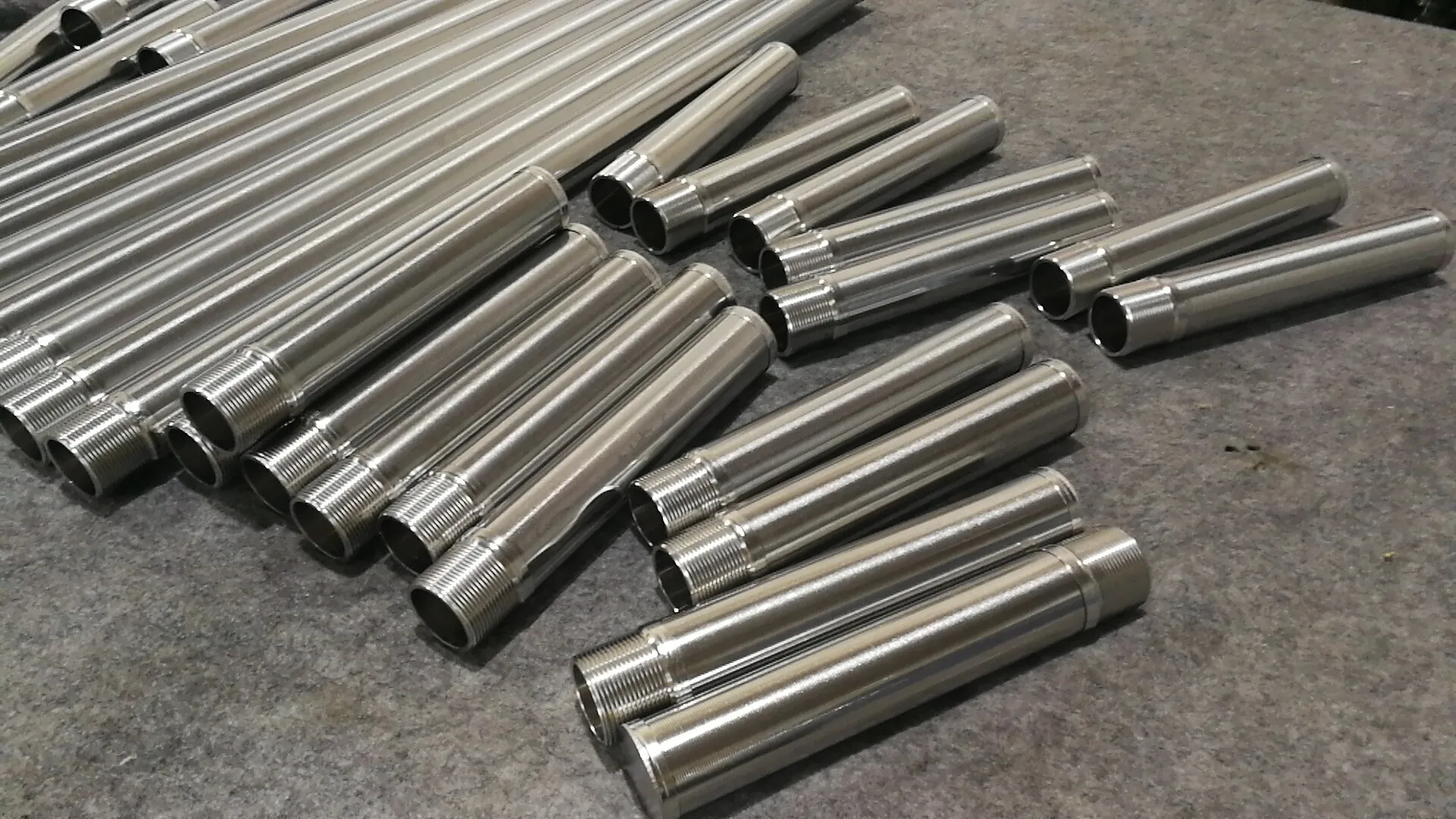 product-681-383 High precision wedge wire filter tubes with mini slot sizes 0.025mm for liquid filtration