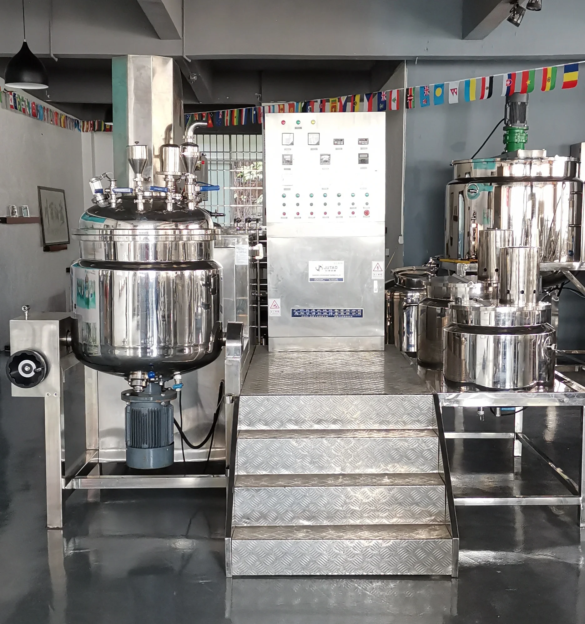 
Косметический вакуумный гомогенизирующий смеситель с эмульгирующим баком для крема, лосьона, мазь, геля 