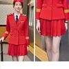 Blazer rosso e gonne da donna