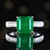 Anillo de oro de 18 quilates con esmeralda natural