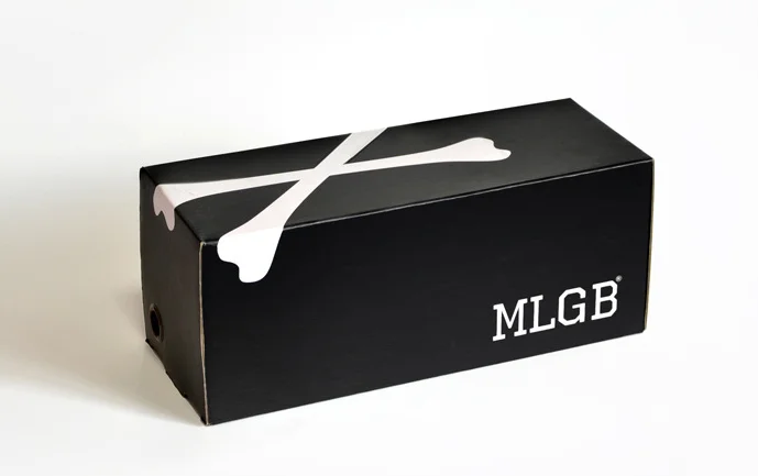 Custom Shipping Boxes Black Corrugated Cardboard Mailer with Gold Foil Embossing for Shoes Socks Garments Gifts Wraps Packaging
