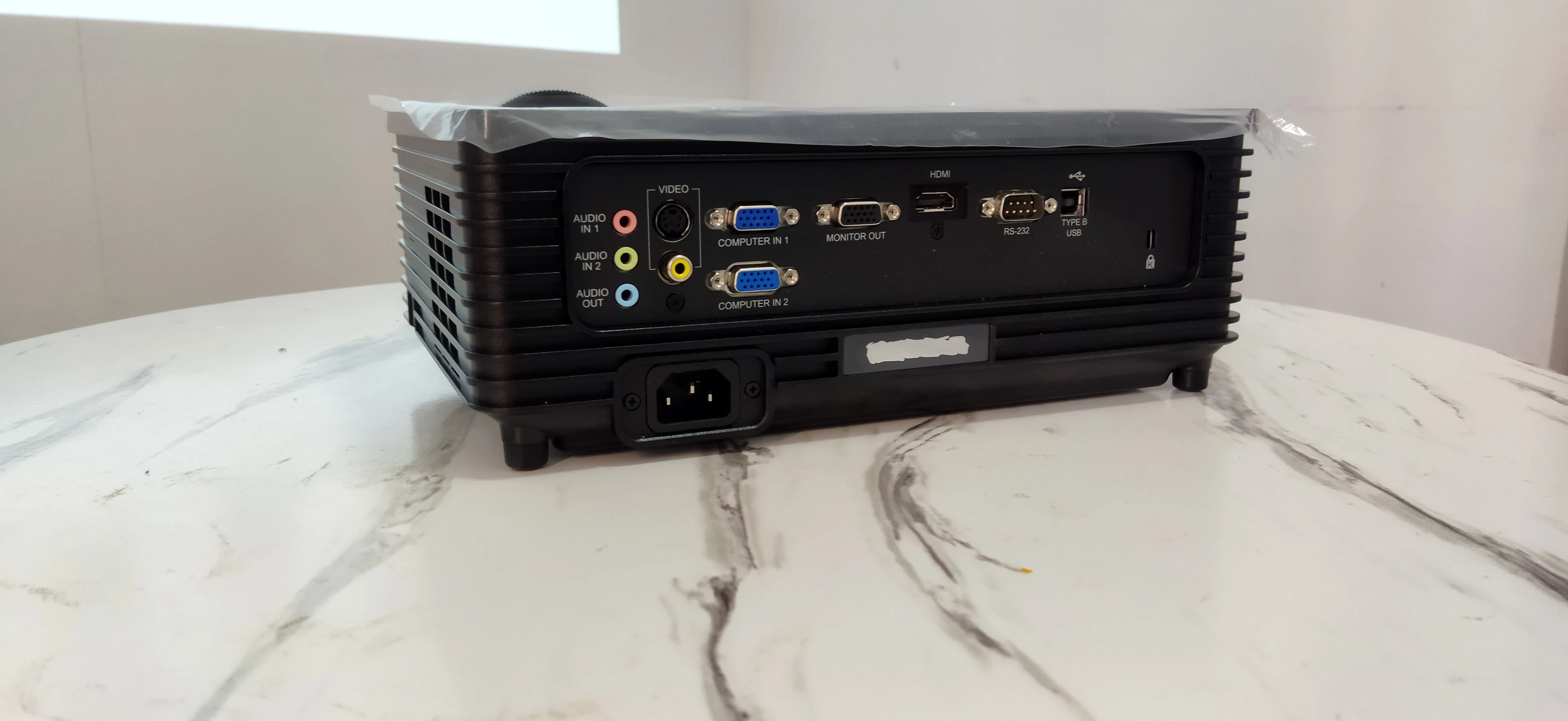 高流明高亮度长寿命投影仪短投投影仪