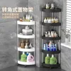 Étagère de rangement triangulaire noire avec tubes en plastique et roulettes.