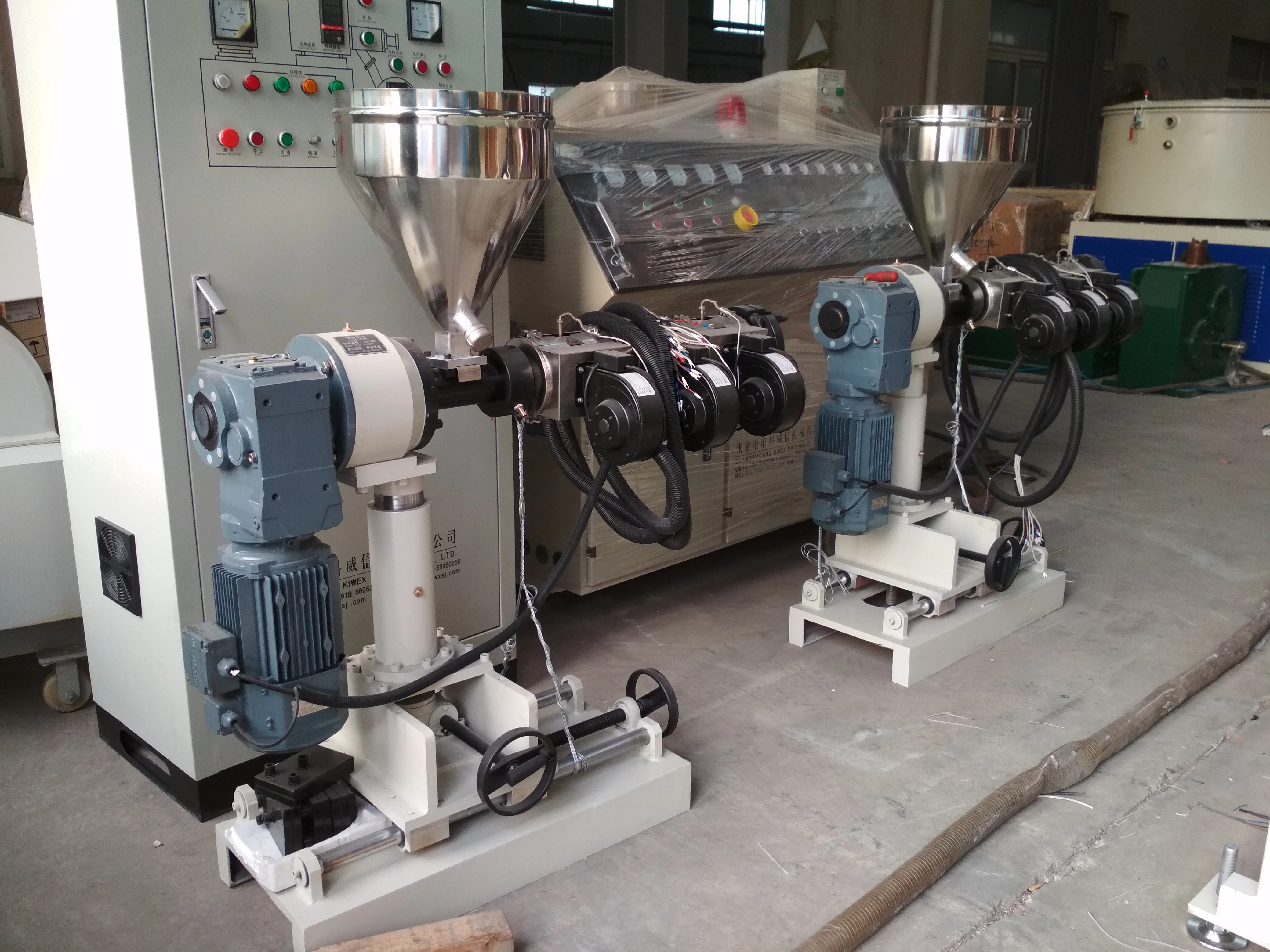 Одиночный небольшой экструдер с одним винтом SJ65 цена производственной линии