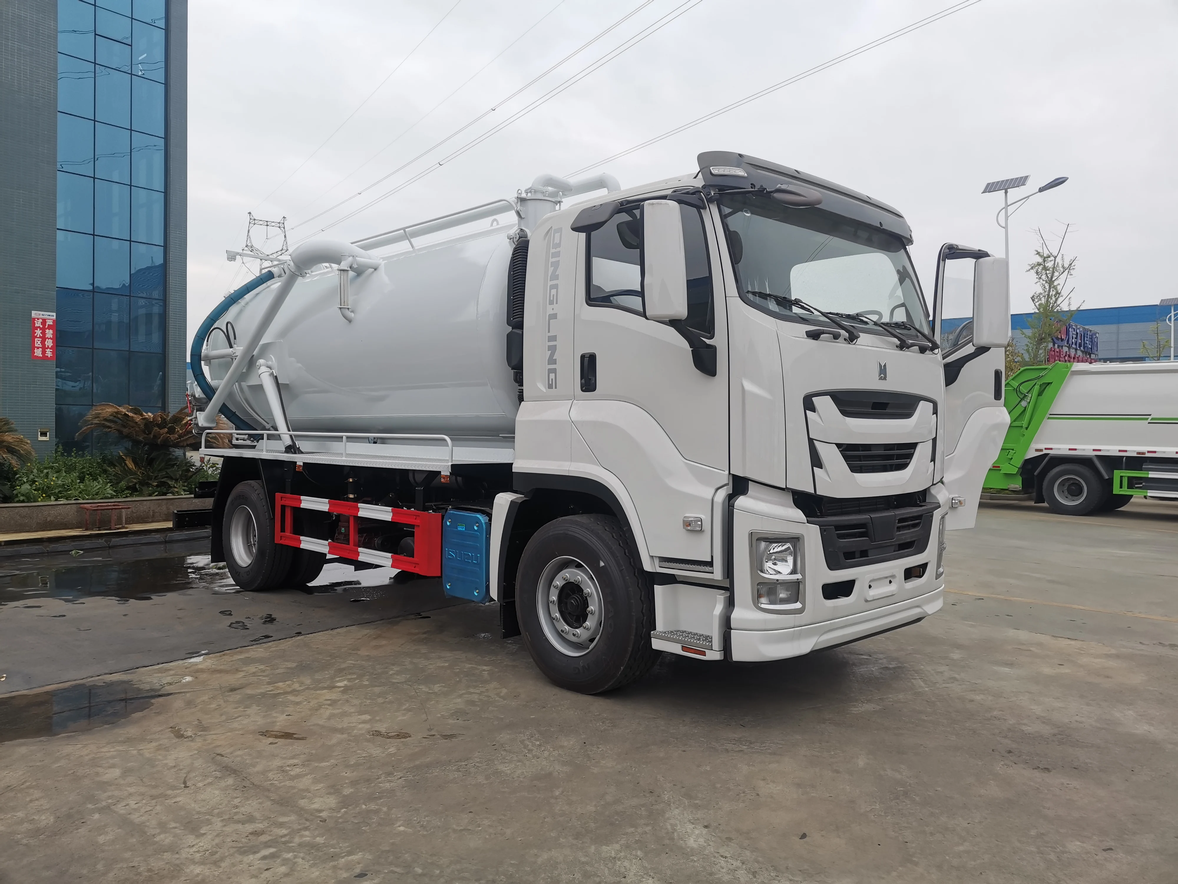 product isuzu giga 4x2 diesel manual transmission sewage suction vacuum pump truck 12000 liters septic tank truck-3
