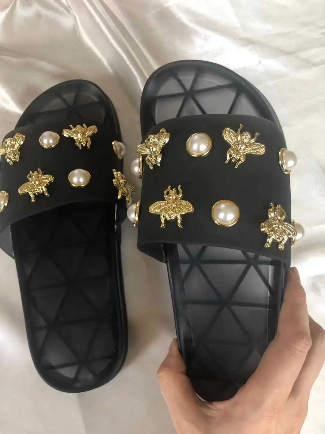 Wholesale PINK SOUND bee plastic sandals flat women's shoes in stock jelly women  sandals sandals for women and ladies fur slides From m.