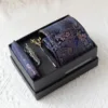 Conjunto de caja de regalo kk con patrón de oro púrpura