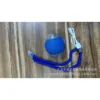 Bola azul con cuerda.