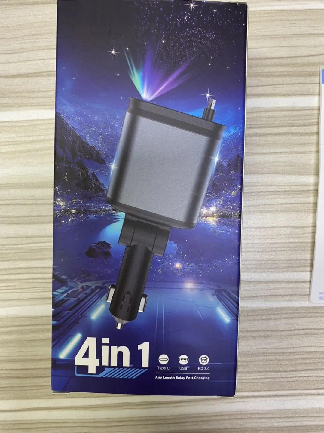 Adaptador de Energia Retrátil 4 em 1 para Carro USB e Tipo-C Fast Charge