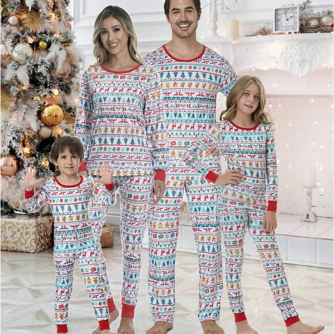 Set di abbigliamento da casa con stampa di renne e albero di