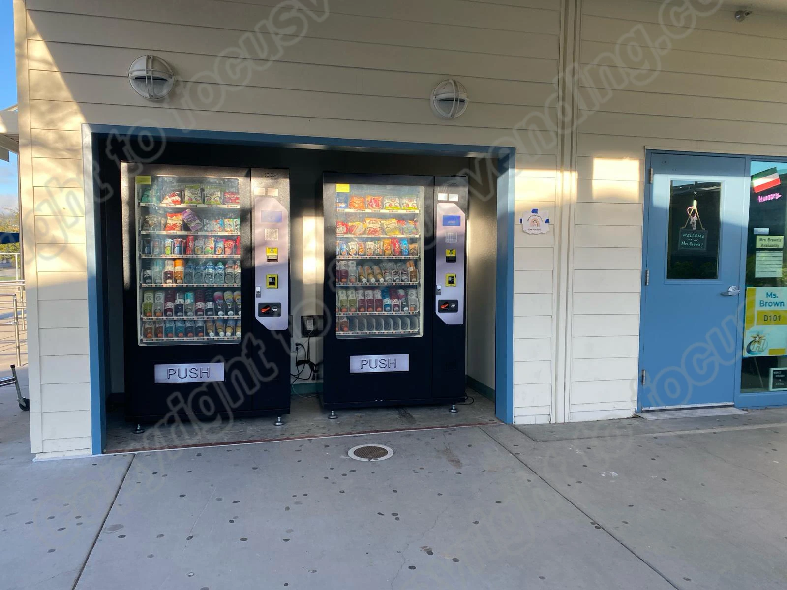 Made in China Fuzhou Factory Intelligent Self Service Snack and Drink Badminton Vending Machine Automatic