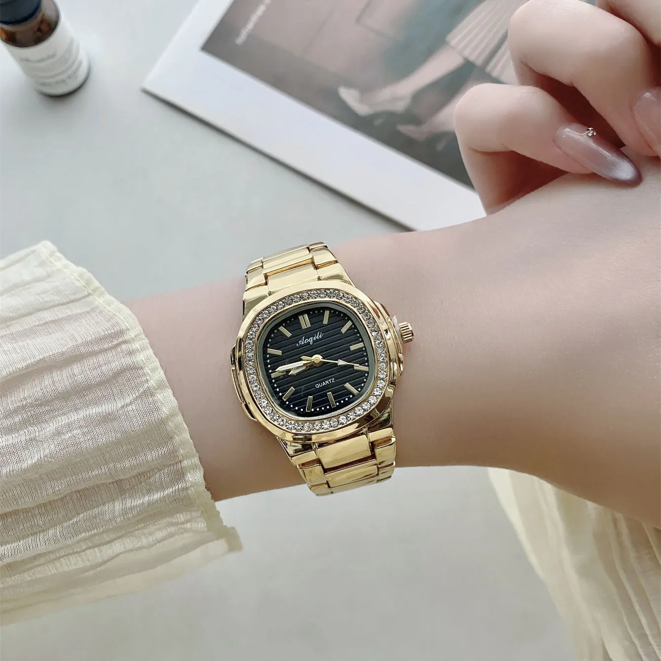 Montre à Quartz à Fond Transparent Clouté et Diamant Rayé pour Hommes,  Pointeur de Style Business à la Mode, Commerce Extérieur Populaire Vente en 