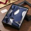 Caja de regalo con 6 piezas: corbata azul, pajarita, gemelos, prendedor, pañuelo de bolsillo.