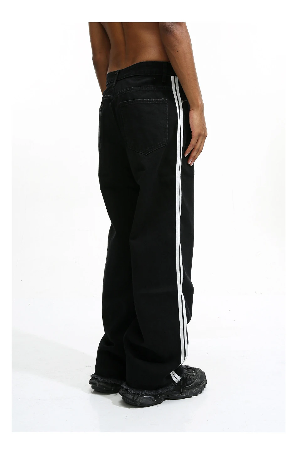Jeans slim fit neri con orlo grezzo e strisce laterali di qualità 2024_voghion.com