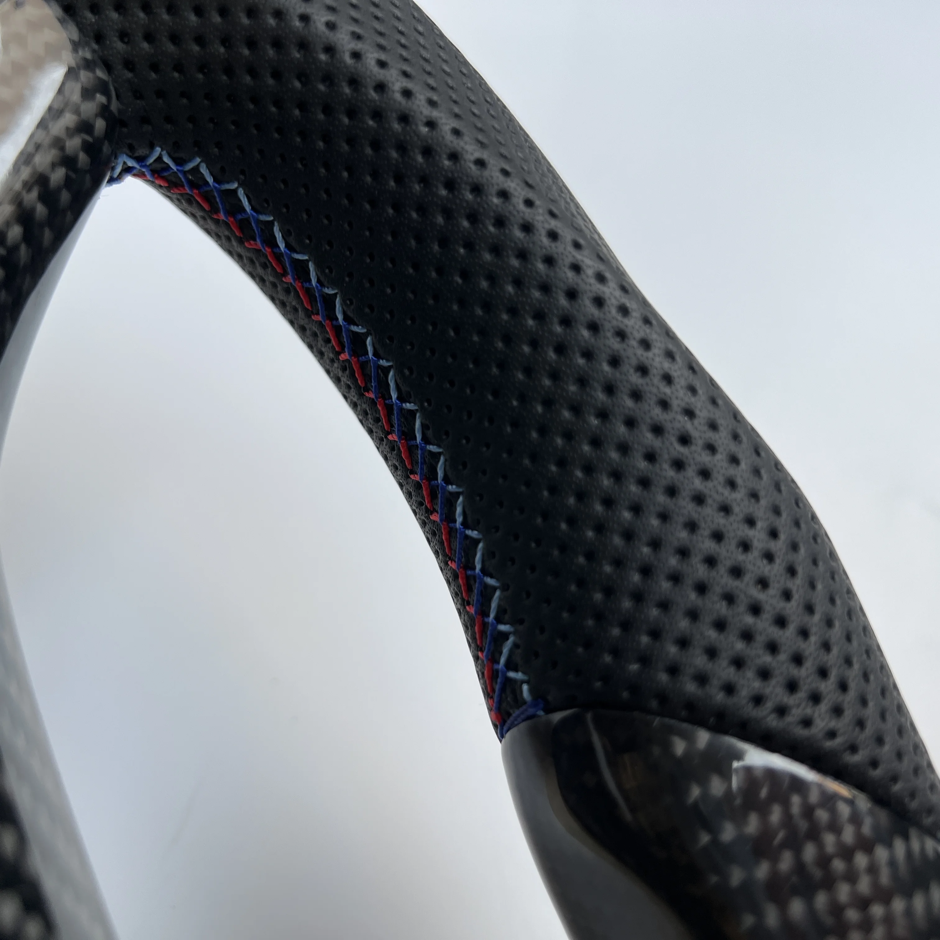 Flat bottom gloss carbon fiber steering wheel suitable for Audi B7 A5 S5 with black perforated leather sides yellow stripe