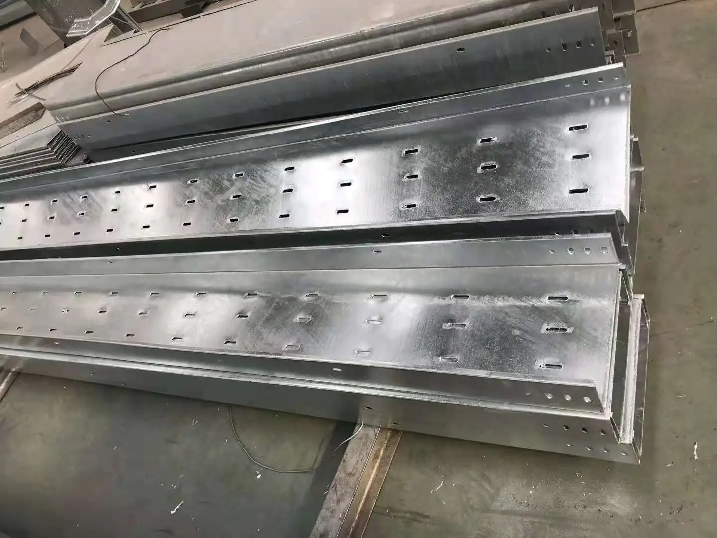 Waterproof aluminum ventilated cable tray support raceway powder