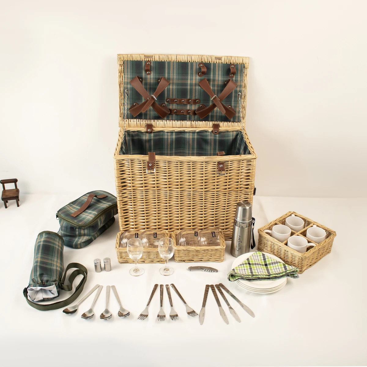 Custom Wicker Handwoven Outdoor Travel Essentials Picnic Set For 4