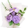 Bouquet di eucalipto viola e rose, senza schiuma floreale