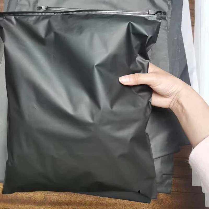 30*35 cm Visokokakovosten ugodnejši polietilenski zaviharski vrečka črna matirana plastična zaviharska vrečka za oblačila