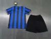 El Inter de Milán en casa, negro y azul, temporada 09-10.