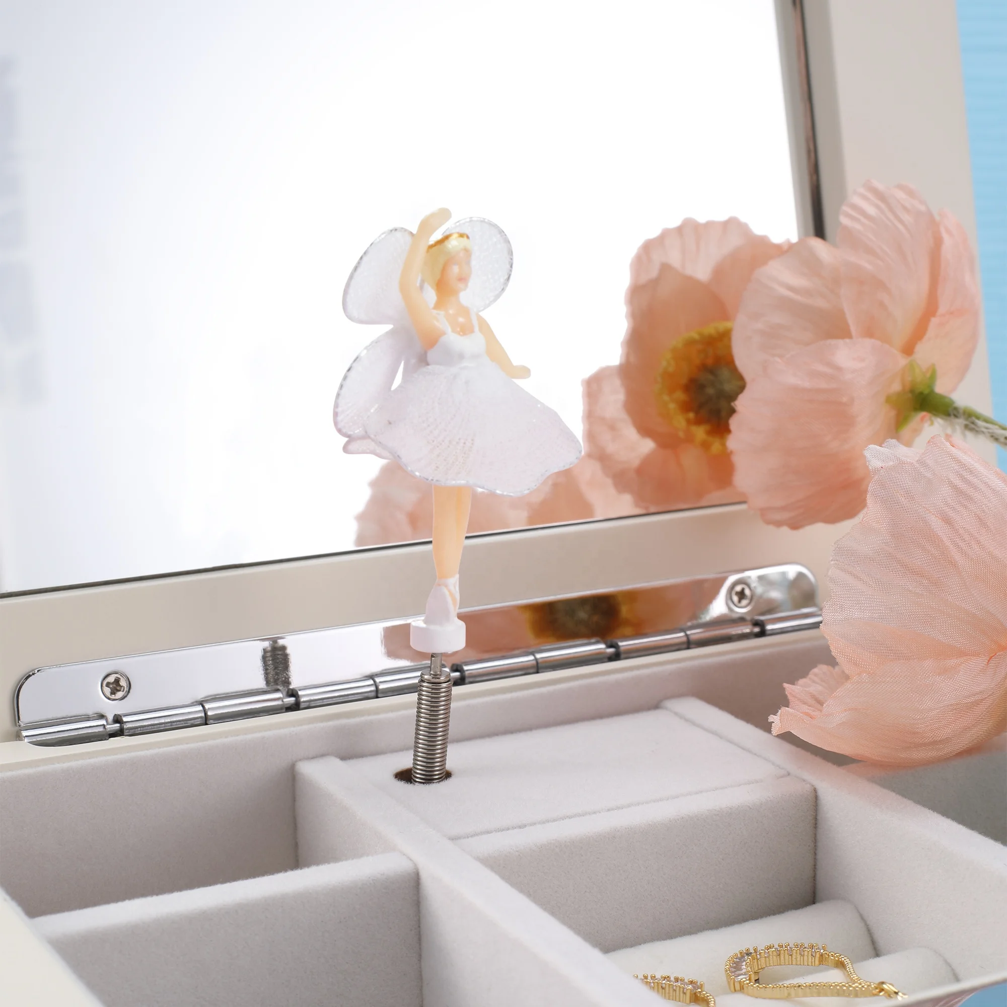 Luxury Princess White With Lock Key Girls Kids Gift Dancing Ballerina Custom Jewelry Box Music Box Musical Trinket Box
