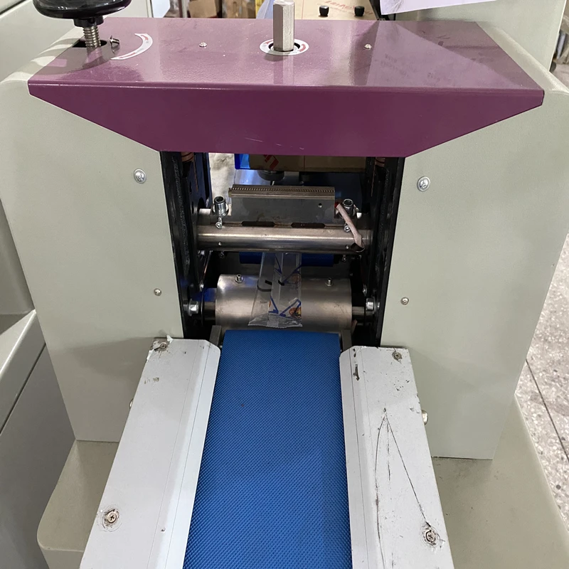 Disposable Bath Face Towel Wrapping Machine Travel Underwear Panties Toilet Seat Cover Bed Sheets Flow Packing Machine