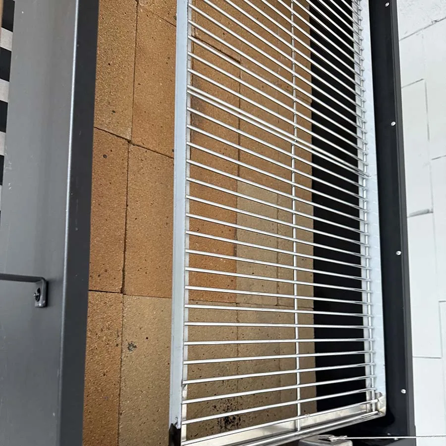 Modern Steel XL Santa Maria Style Powder Coated Wind Guard Argentine Barbecue Charcoal Grill with Side Table factory