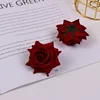 Una sola flor roja
