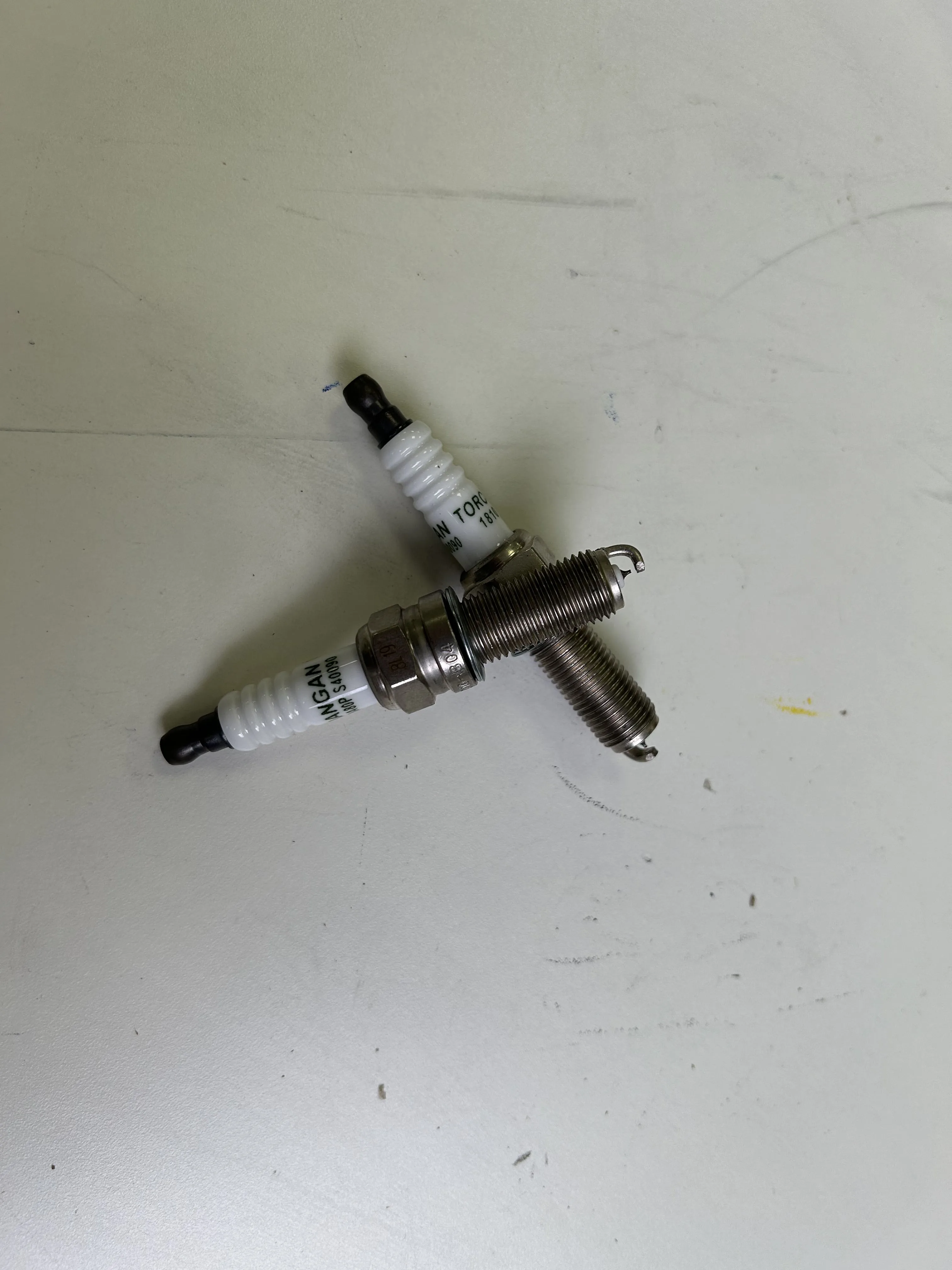 Factory wholesale Auto Parts Iridium Platinum Spark Plug H16001-0810 3707010 B04 factory