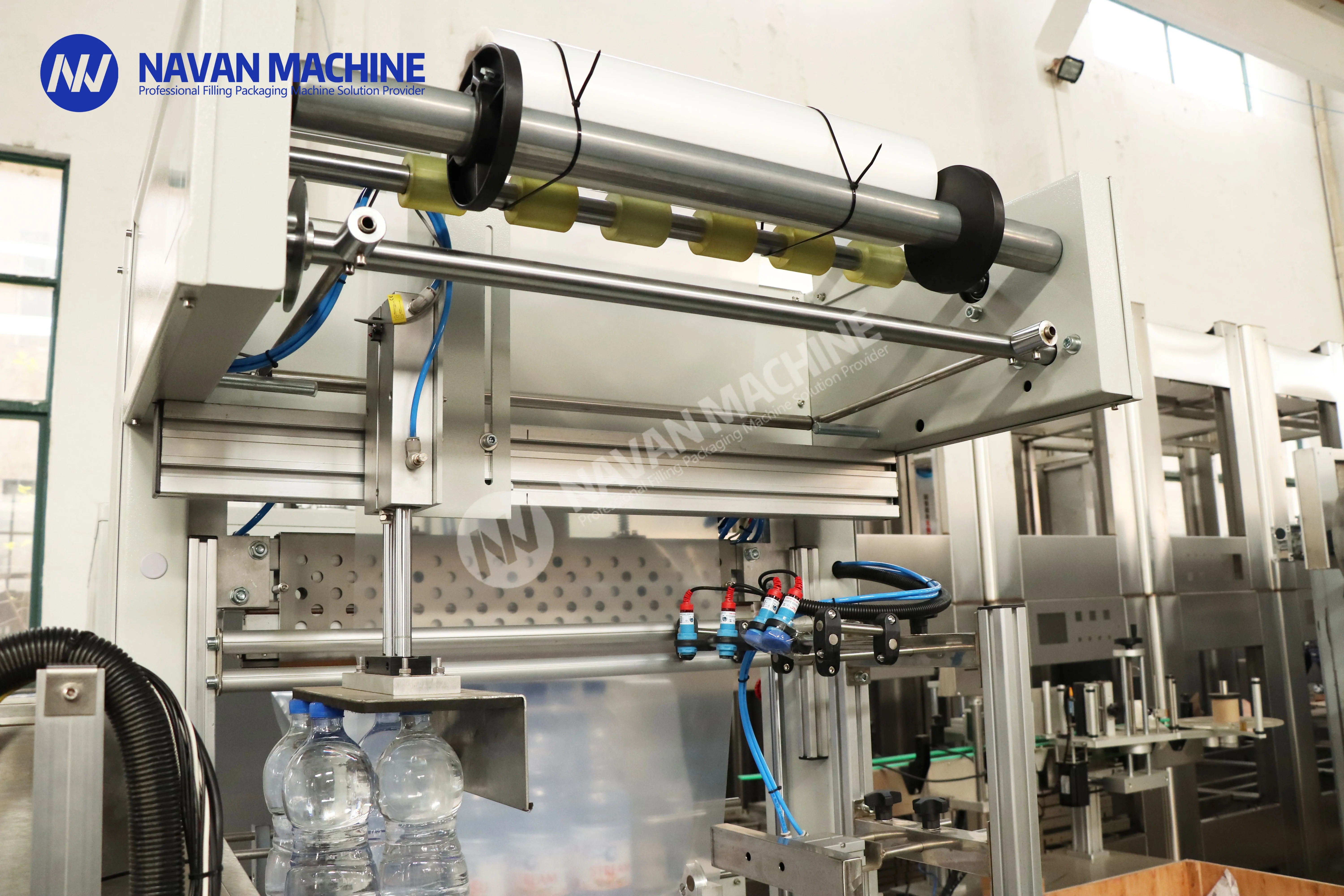 Heat Shrink Film Wrapping Machine Automatic Plastic Bottle PE Film Packaging Machine for Water Juice Carbonated Drink Bottle factory