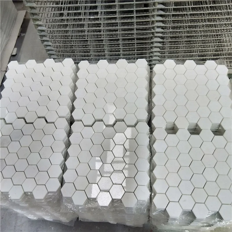 กระเบื้องโมเสกหินอ่อนสีขาวคริสตัลรูปหกเหลี่ยมที่ทันสมัย ผิวขัดเงา สำหรับตกแต่งผนังครัวและภายในโรงแรม ดีไซน์พาร์เกต์