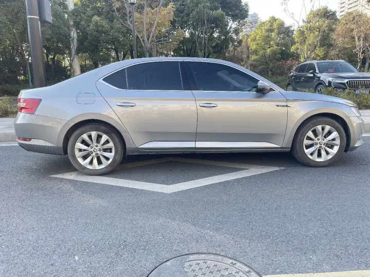 Skoda Superb with manual transmission was registered in December 2017 with a displacement of 1.4L and has driven 110000 km