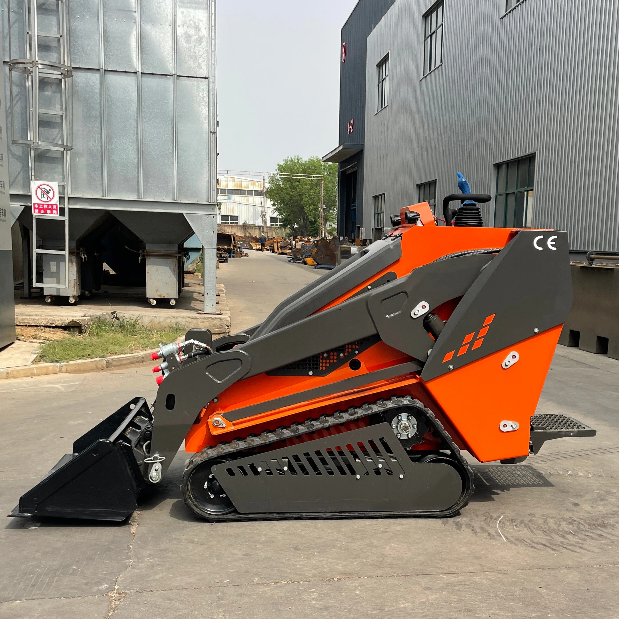 Hightop V1000 Customizable Mini Skid Steer Loader Popular Kubota diesel Loader Efficient Hydraulic Skid Steer Loader SCL1000