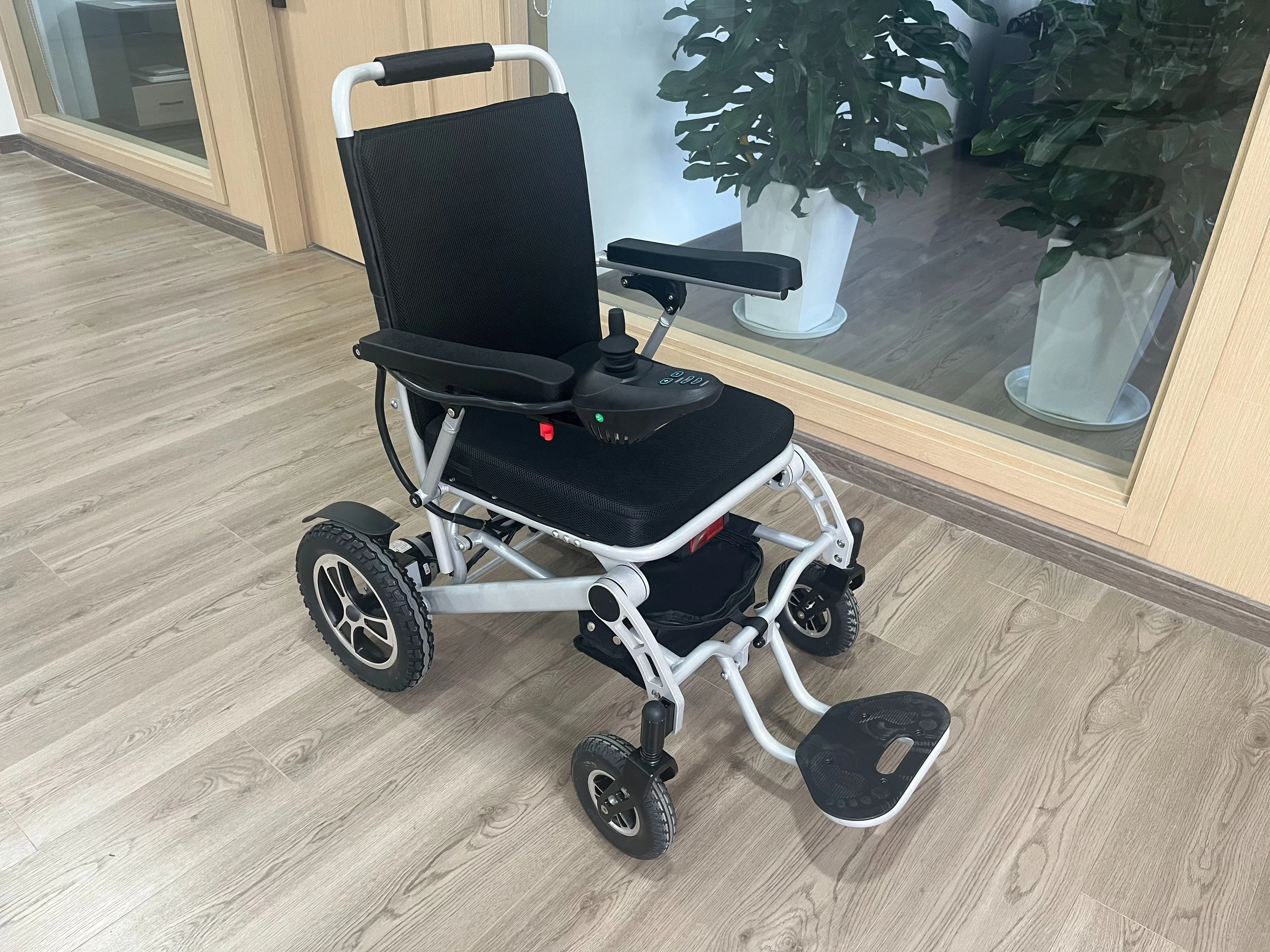 2024新设计kryl医用便携式电动轮椅轻便自动可折叠残疾人电动轮椅