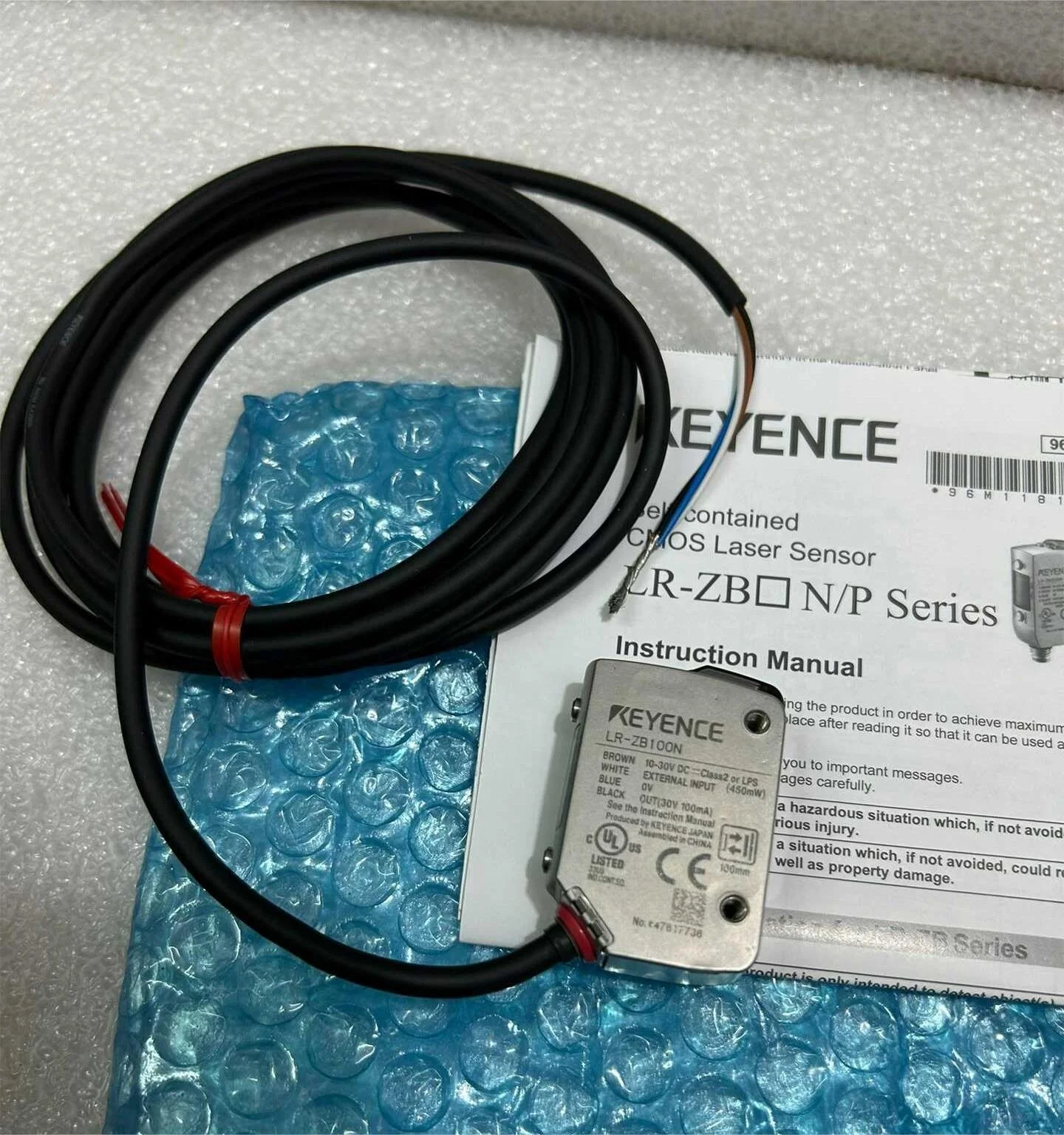 新しいオリジナルのKEYENCE LR-ZB100Nケーブルタイプ100 mm付き