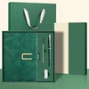 Verde pino + bolígrafo metálico + repuesto de bolígrafo + memoria USB + bolsa de regalo con caja.