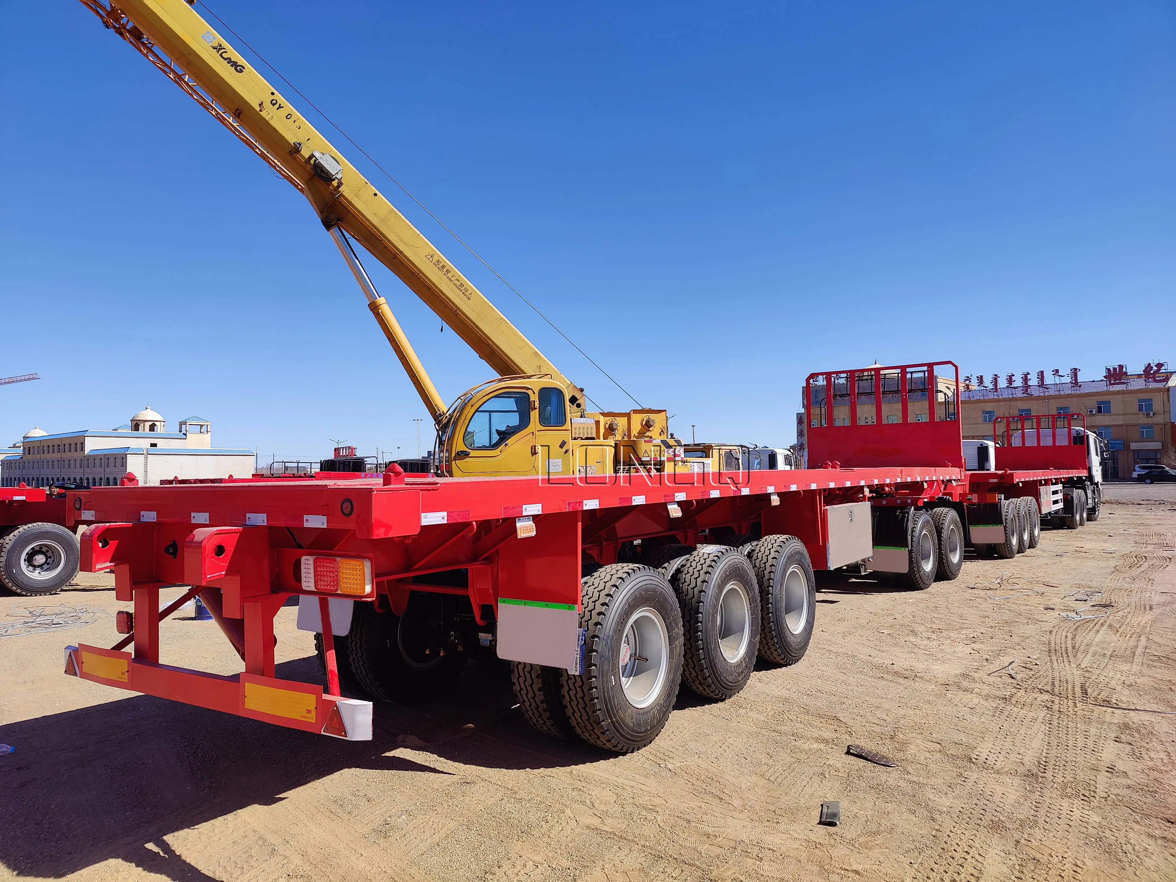 产品描述平板集装箱半挂车专门用于各种集装箱的运输,也可以利用其