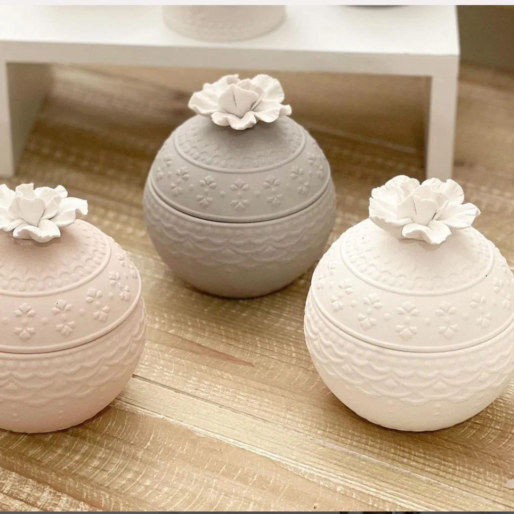 Synwish 2023 New Customized Embossed Butterfly Ceramic Engraved Candle Jar Vessels Holders with Lids Reusable details