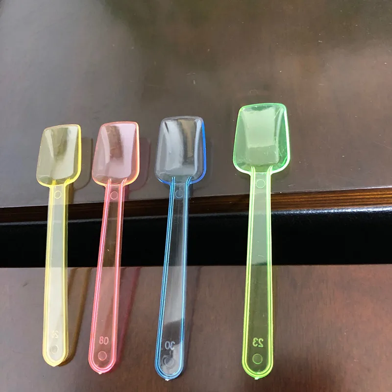 Einweg-plastiklöffel In Neon-mehrfarben Für Eis Und Kuchen