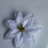 Flores navideñas con purpurina blanca.