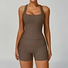 Camiseta sin mangas marrón + pantalón corto