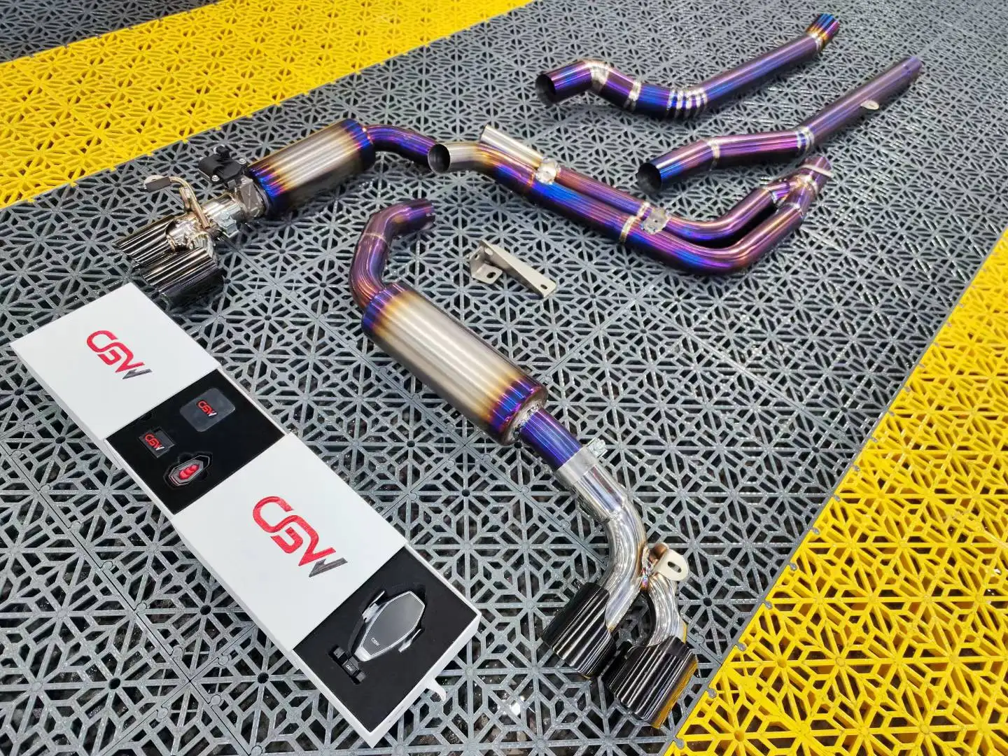 China-fabriek motoronderdele klep uitlaatpyp demper uitlaatpyp van titaan vir BMW F30 330e