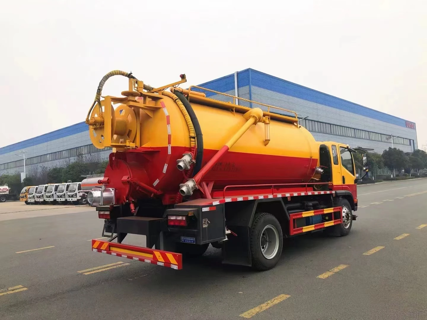 Dongfeng Is Using a 4CBM Sewage Suction Vacuum Truck to Transport Manure